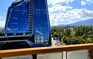 Тристаен апартамент в Дианабад с две тераси