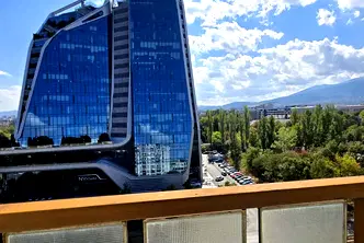 Тристаен апартамент в Дианабад с две тераси