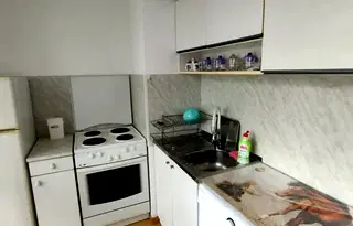 Гарсониера с голям остъклен балкон в Дианабад, София
