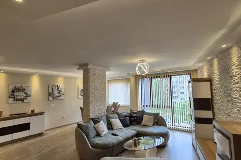 Просторен 3-стаен апартамент в Дианабад с тераса
