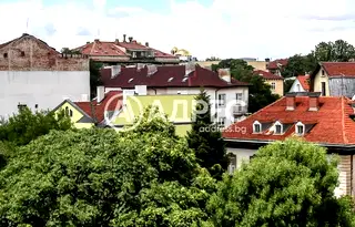 Тристаен апартамент в София, Докторски паметник