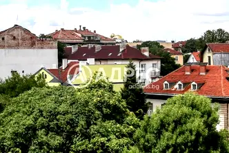 Тристаен апартамент в София, Докторски паметник