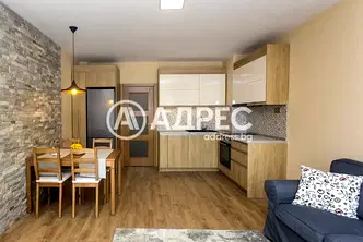 Тристаен апартамент в София, Докторски паметник