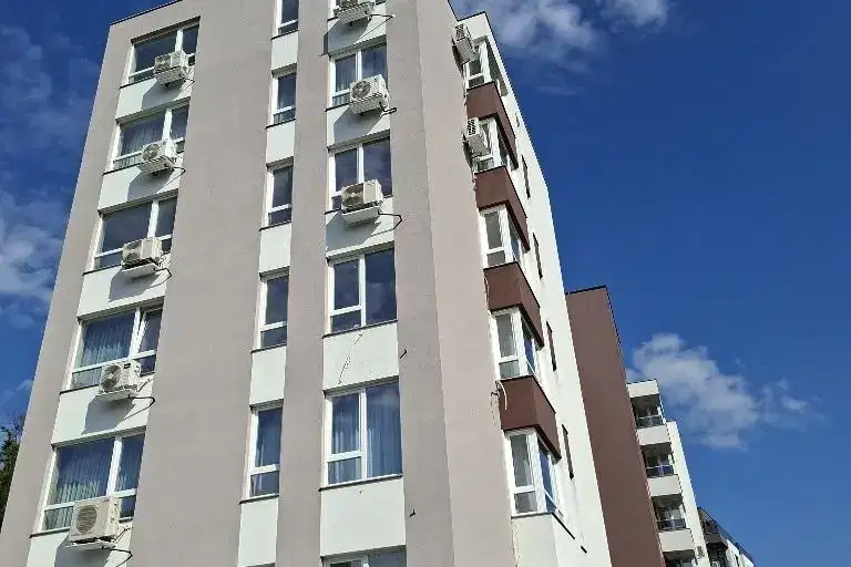 Тристаен апартамент с балкон в Дружба 2, София