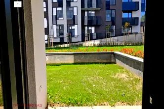 Тристаен апартамент с двор в Дружба 2, София