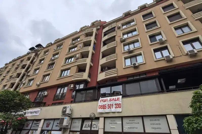 Тристаен апартамент с голяма тераса в Дружба 2, София