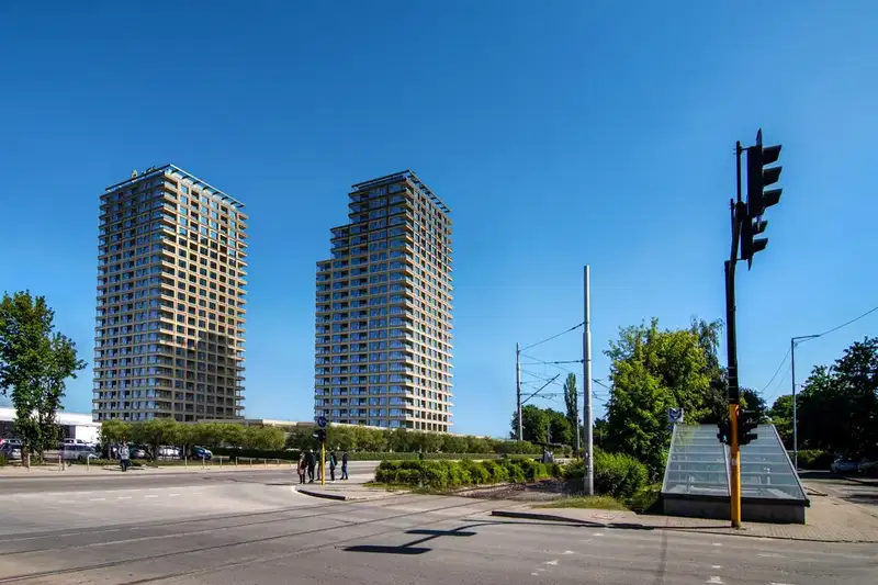 Three-room apartment in Druzhba 2 with park view