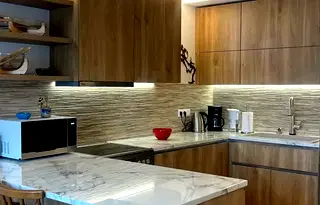 Тристаен апартамент с остъклена тераса в Дървеница, София