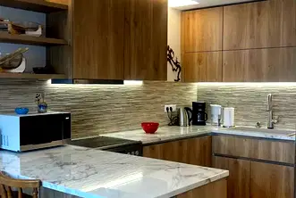 Тристаен апартамент с остъклена тераса в Дървеница, София