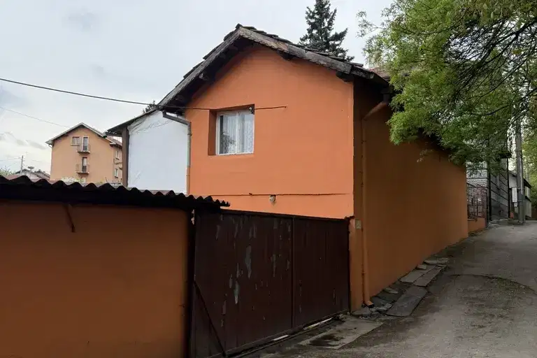 Тристайно жилище с двор и паркинг във Факултета, София