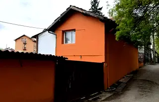 Тристайно жилище с двор и паркинг във Факултета, София