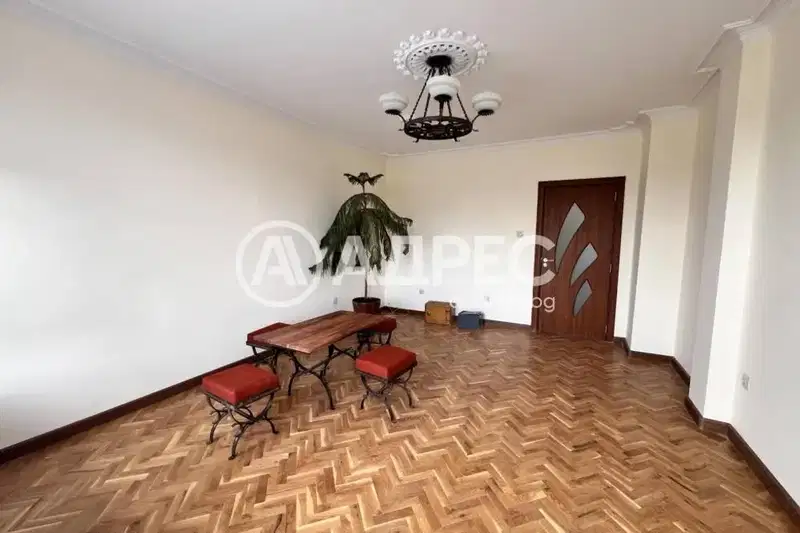 Тристаен апартамент с тераса в Гео Милев, София