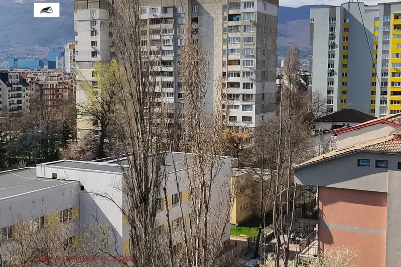 Тристаен апартамент с югозападно изложение в Хиподрума, София