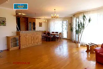 Просторен 3-стаен апартамент с гледка към Южен парк в Хладилника