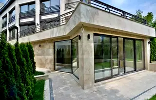 Просторен 4-стаен апартамент с двор и тераса в Изгрев, София