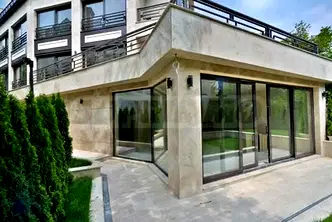 Просторен 4-стаен апартамент с двор и тераса в Изгрев, София