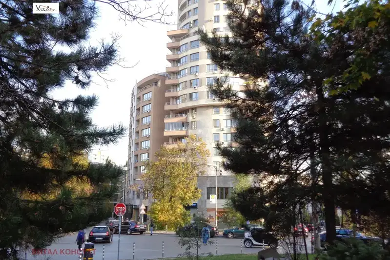 Тристаен апартамент с тераса в Изток, София, ул. Николай Хайтов