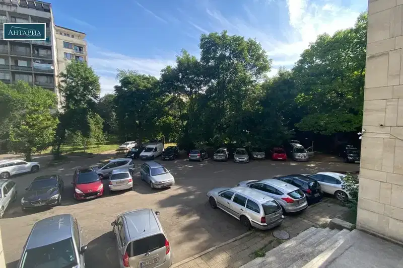 Тристаен апартамент с голяма тераса в Изток, София