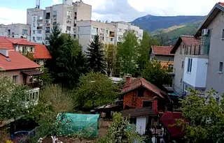 Двустаен апартамент с двор и паркомясто в Карпузица, София