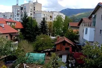 Двустаен апартамент с двор и паркомясто в Карпузица, София