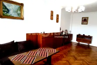 Тристаен апартамент с две тераси в Красно село, София