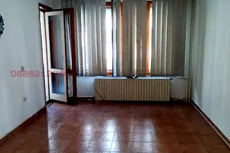 Тристаен апартамент в Лагера с голяма остъклена тераса
