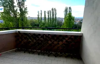 Непреходен 3-стаен апартамент с тераса в Лагера, София