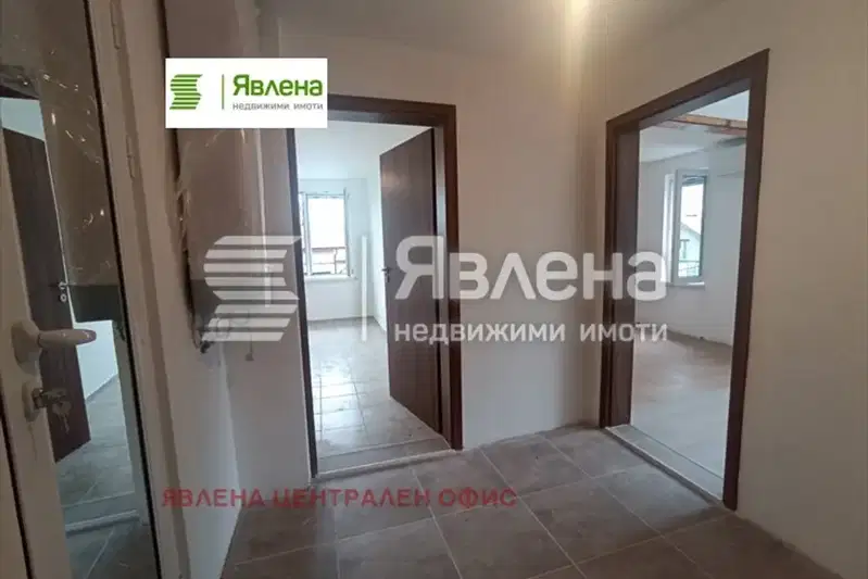 Тристаен апартамент в Левски с мазе и двор