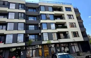 Тристаен апартамент с голяма тераса в Левски В, София
