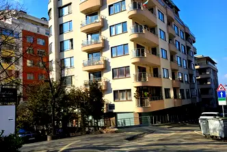 Просторен 3-стаен апартамент в Лозенец с гараж