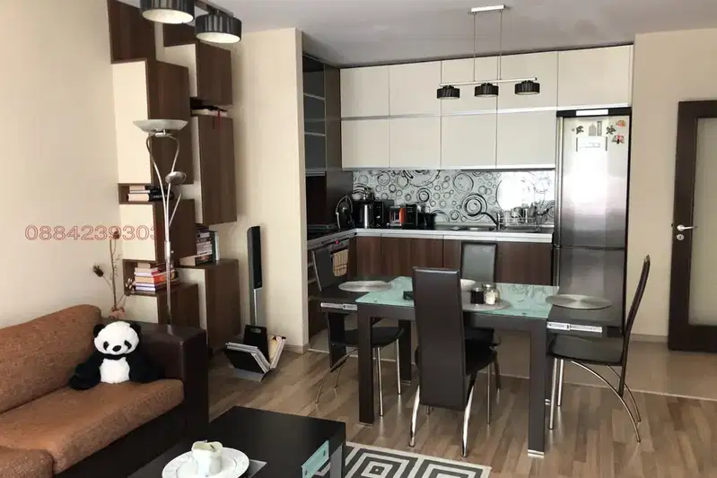 Тристаен апартамент с паркинг в Лозенец, София