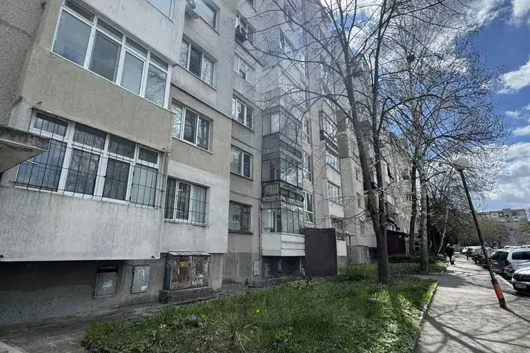 Тристаен апартамент с изложение Изток/Запад в Люлин 6