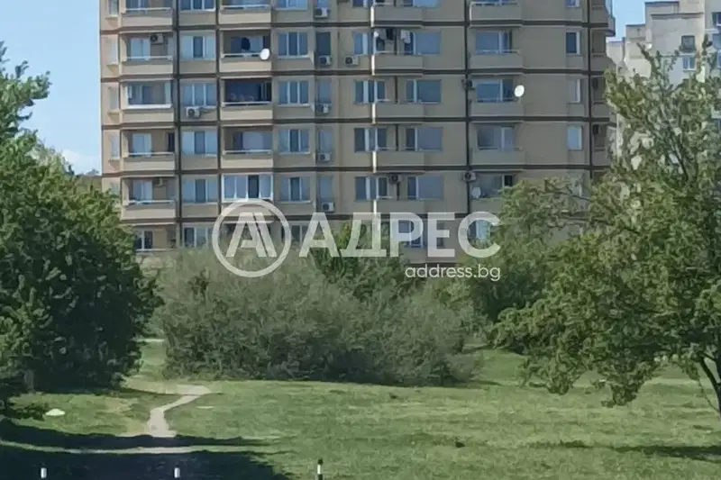 Тристаен апартамент с тераси в Люлин - център, София