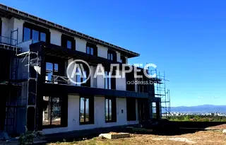Просторен 4-стаен апартамент в м-т Камбаните с двор