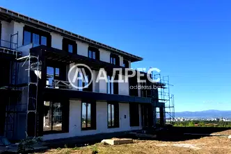 Просторен 4-стаен апартамент в м-т Камбаните с двор