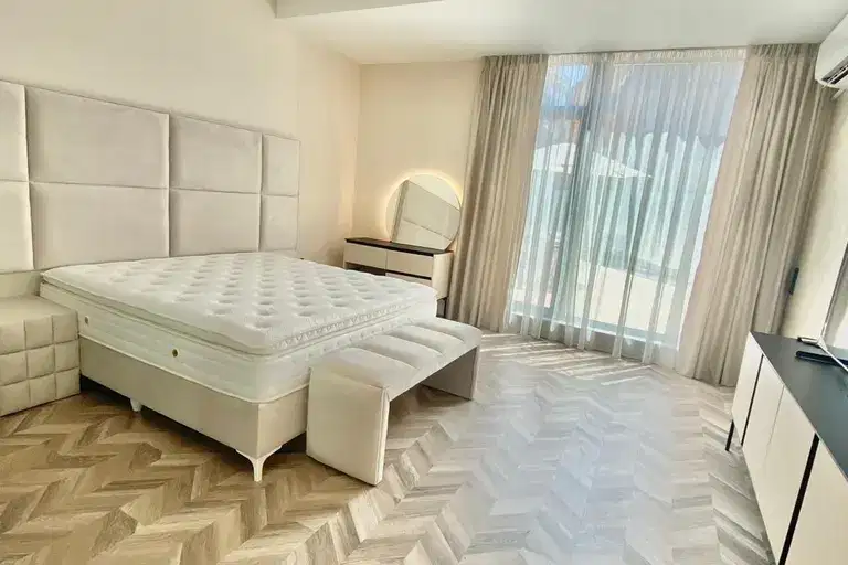 Spacious 3-room apartment with yard in Manastirski Livadi