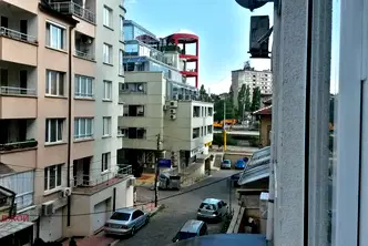 Тристаен апартамент в Медицинска академия с остъклена тераса