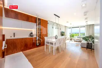 Тристаен апартамент с панорамна гледка в Младост 2