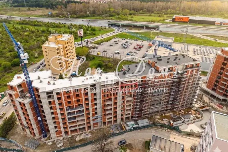 Three-room apartment with southeast aspect in Mladost 4