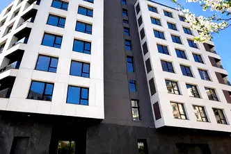 Просторен 3-стаен апартамент с двор в Младост 4, София