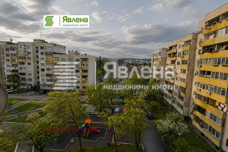 Двустаен апартамент в Модерно предградие с две тераси