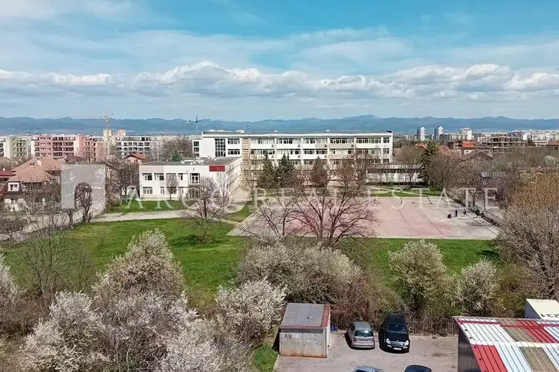 Тристаен апартамент в София, Модерно предградие