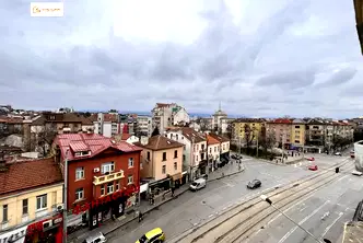 Двустаен апартамент с паркомясто в Оборище, София