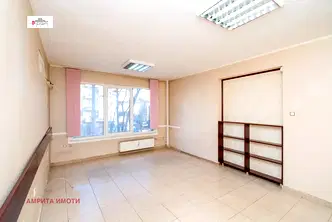Тристаен апартамент с тераса в Оборище, София