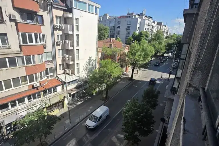 Тристаен апартамент с две тераси в Оборище, София