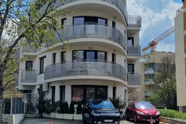 Двустаен апартамент с двор в Овча купел, София