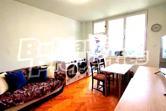 Тристаен апартамент с южно изложение в Полигона, София