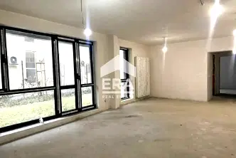 Просторен 3-стаен апартамент с двор в Редута, София