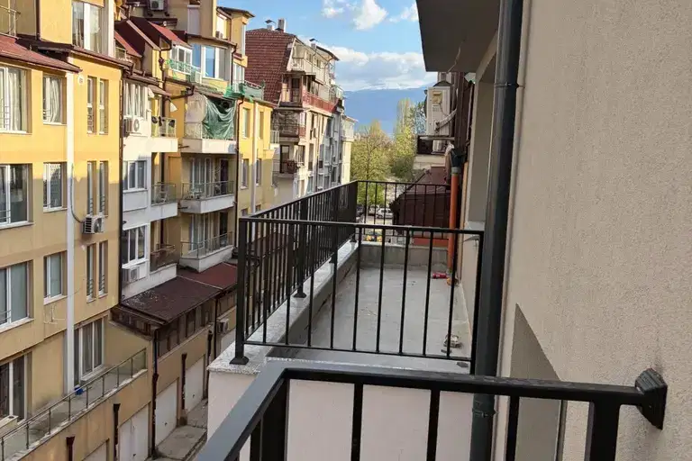 Тристаен апартамент с тераса в Редута, София