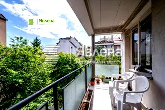 Тристаен апартамент с двор и паркинг в Редута, София